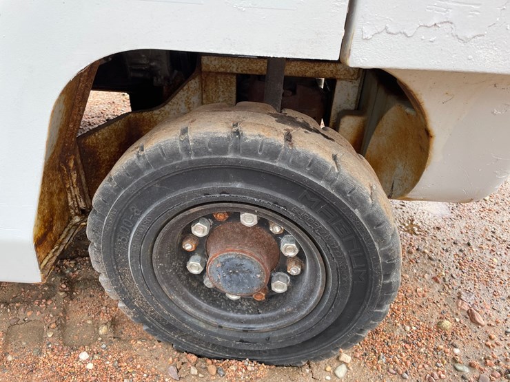 #1165-•-unicarriers-3,450-lbs-lp-forklift-image-23