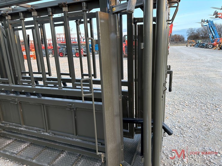 new/unused-m620-manual-squeeze-chute-image-7