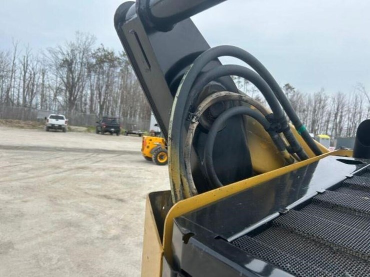 2014-caterpillar-262d-image-38