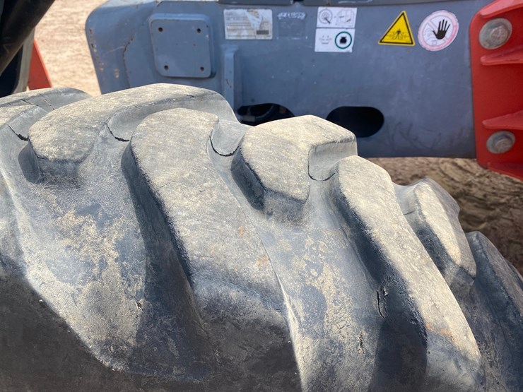 #1306-•-2018-skyjack-8,000lb-telehandler-image-24