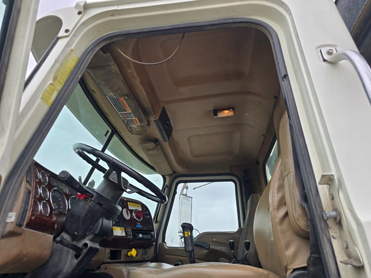 #22589-•-2006-mack-cv713-granite-roll-off-truck-image-42