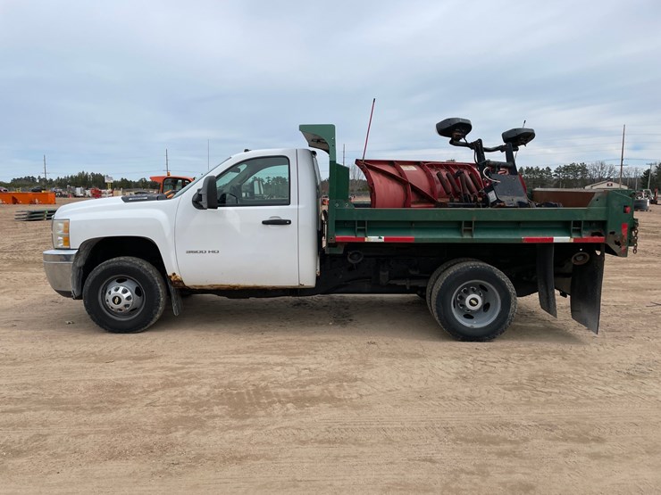 2011-chevrolet-3500-image-2