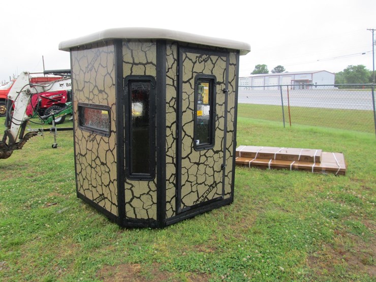 #5255-•-unused-muddy-bull-hunting-blind-w/10'-tower-image-1