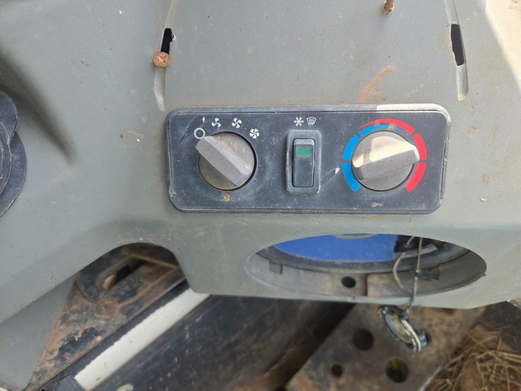 2010-bobcat-t650-image-40