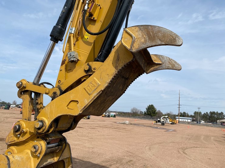 2018-caterpillar-320-image-18