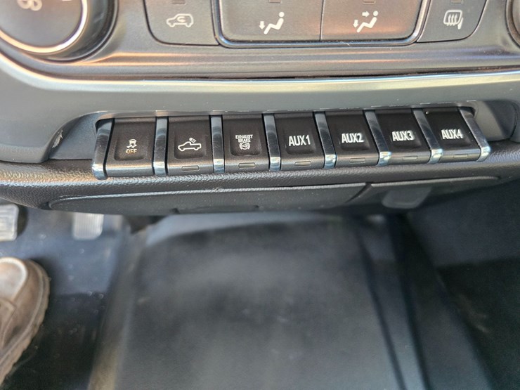 2015-chevrolet-silverado-3500-image-32