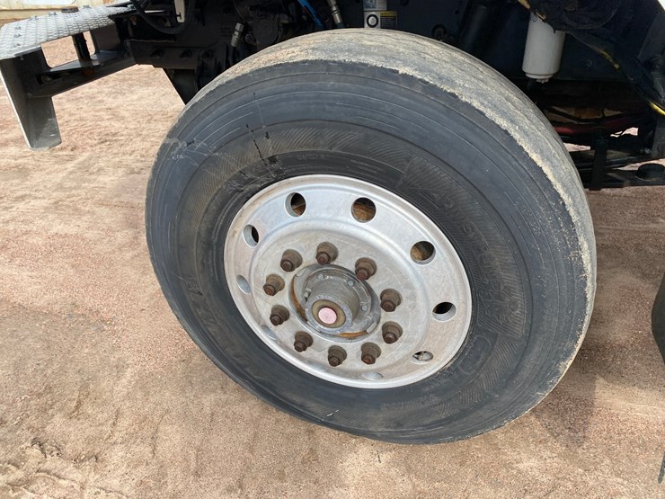 2017-peterbilt-348-image-12