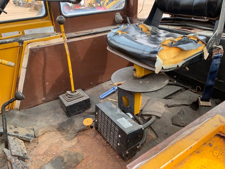 #1004-•-1982-allis-chalmers-714-series-b-industrial-plow-tractor-image-44