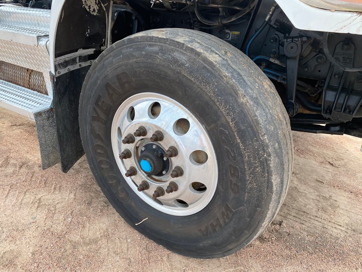 2017-peterbilt-348-image-17