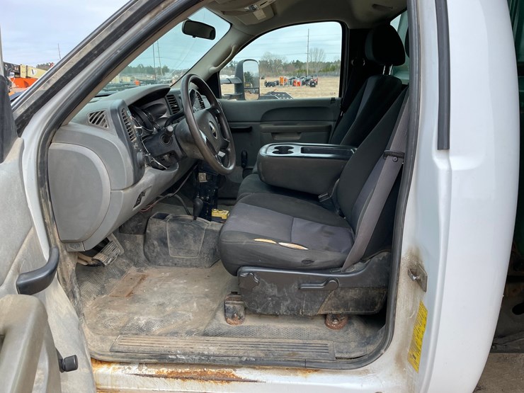 2011-chevrolet-3500-image-34