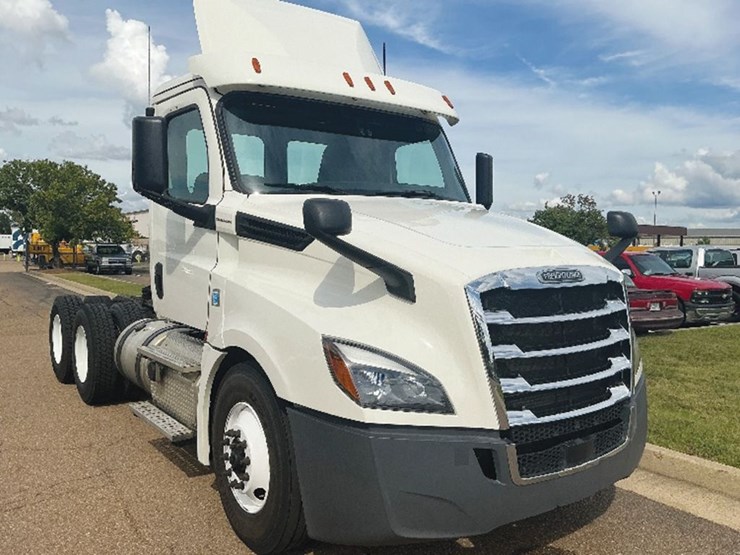 2019-freightliner-cascadia-126-image-1