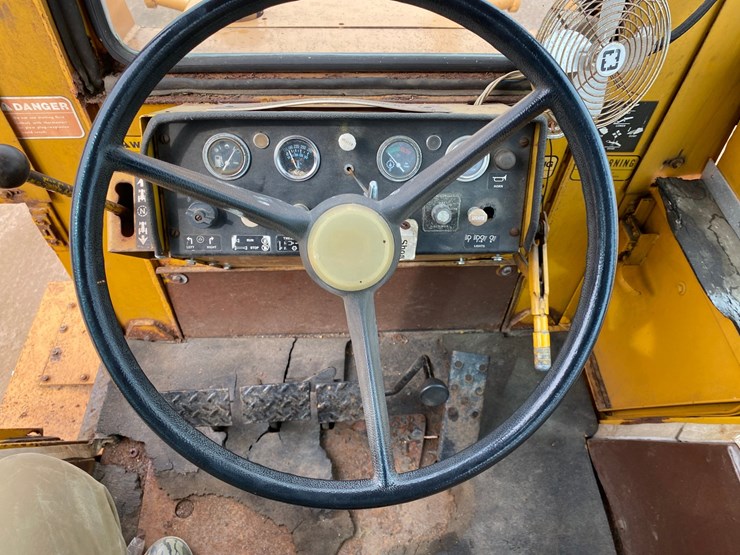 #1004-•-1982-allis-chalmers-714-series-b-industrial-plow-tractor-image-49