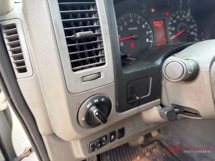 2013-nissan-nv3500hd-image-19