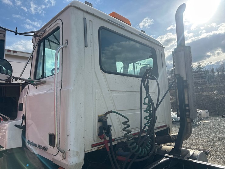 2002-mack-ch613-image-13