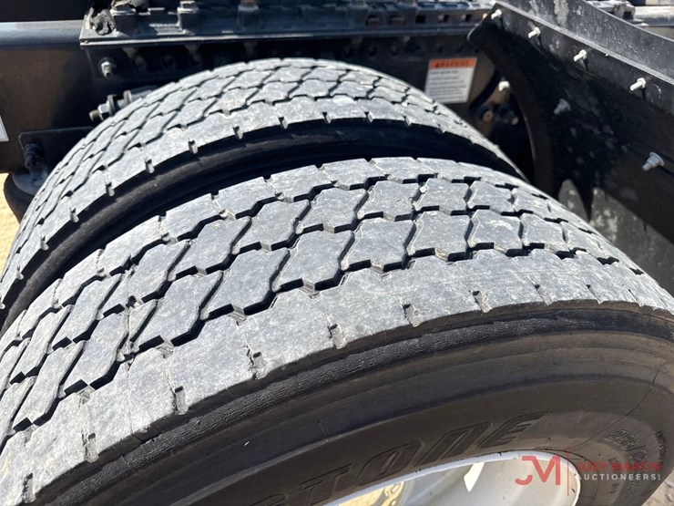 2012-freightliner-cascadia-day-cab-truck-tractor-image-8