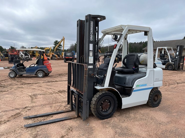#1164-•-unicarriers-3,450-lbs-lp-forklift-image-1
