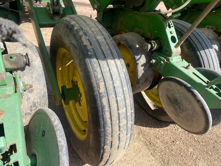 john-deere-7200-image-45