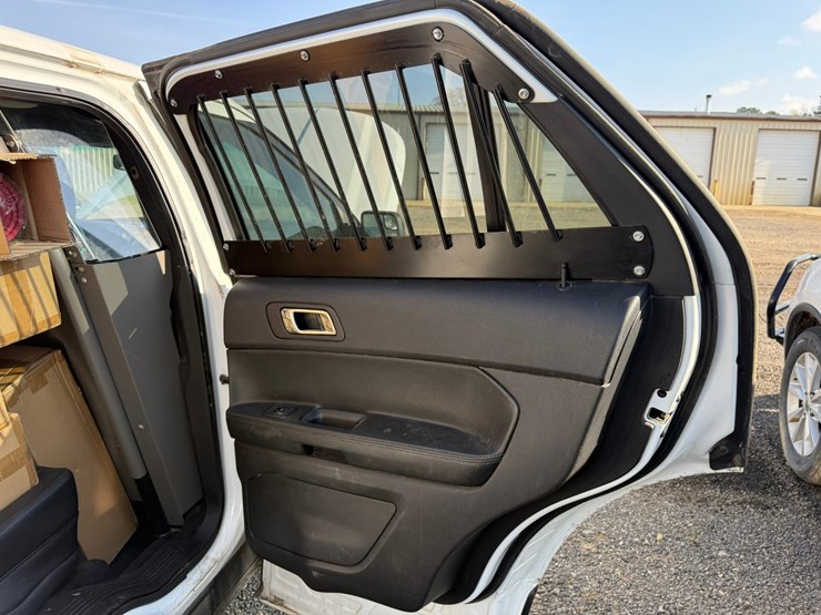 2017-ford-explorer-image-24