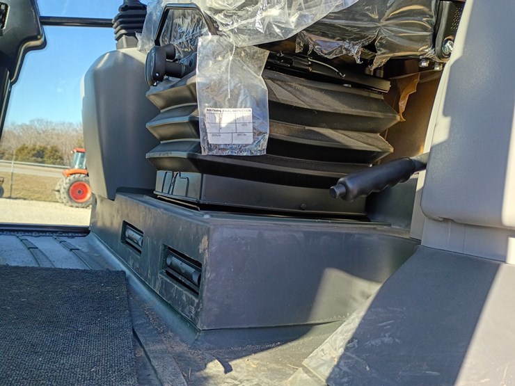 2023-caterpillar-910-image-31