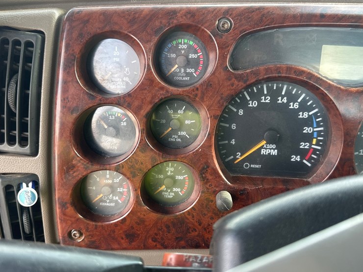 2002-mack-ch613-image-25