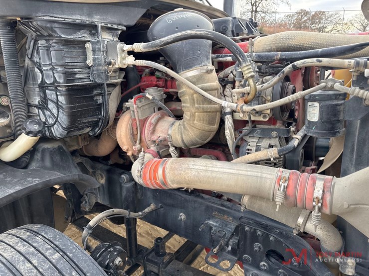 2015-freightliner-day-cab-truck-tractor-image-14