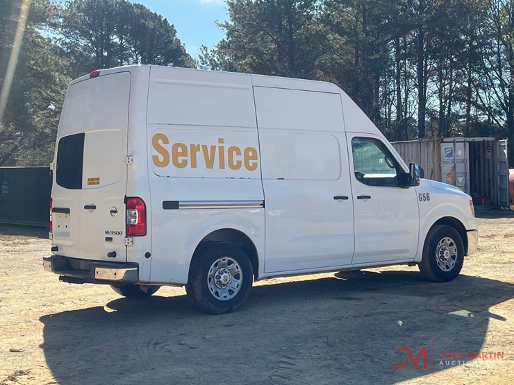 2013-nissan-nv3500hd-image-2