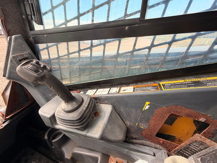 2014-deere-328e-image-17