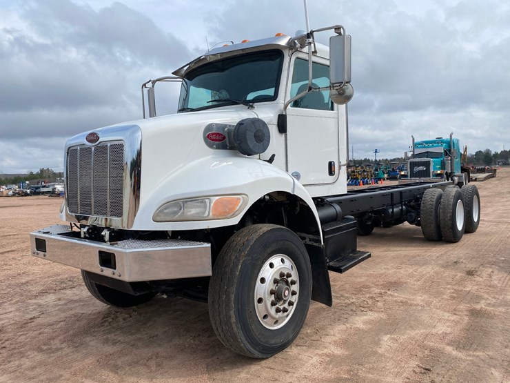 2017-peterbilt-348-image-1