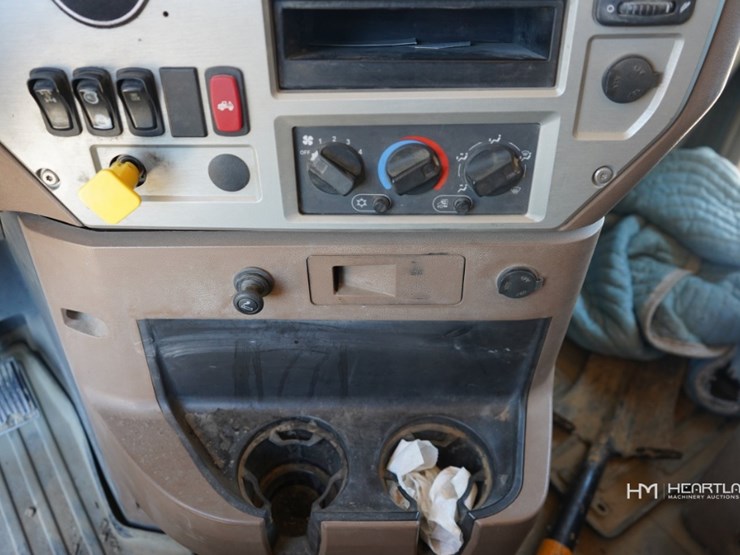 2018-mack-granite-gu713-image-16