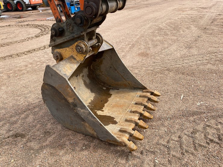 2005-hitachi-zx80-image-17