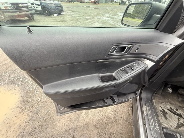 2017-ford-explorer-image-28