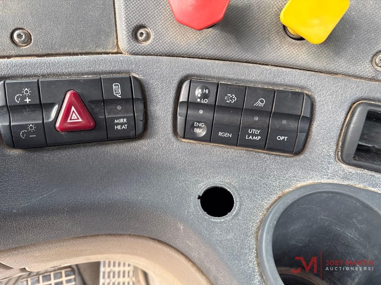 2015-freightliner-day-cab-truck-tractor-image-21