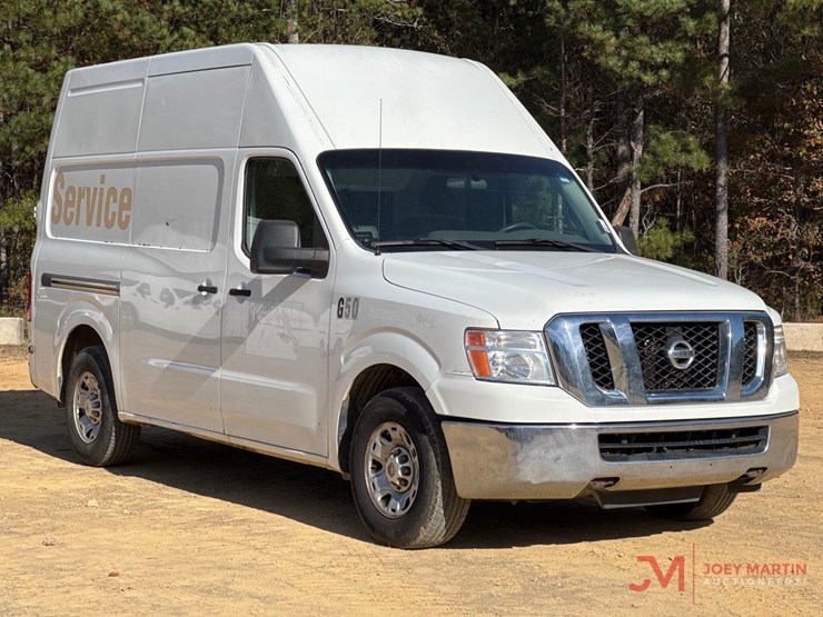 2013-nissan-nv3500hd-image-1