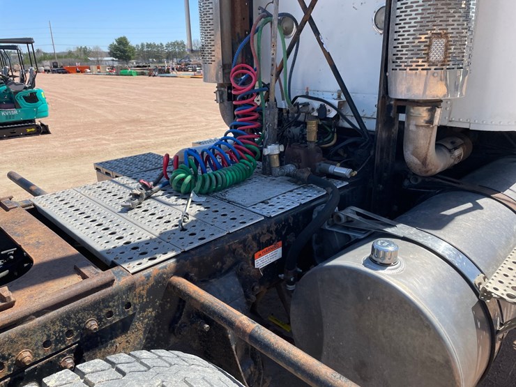 2007-freightliner-fld120-image-31