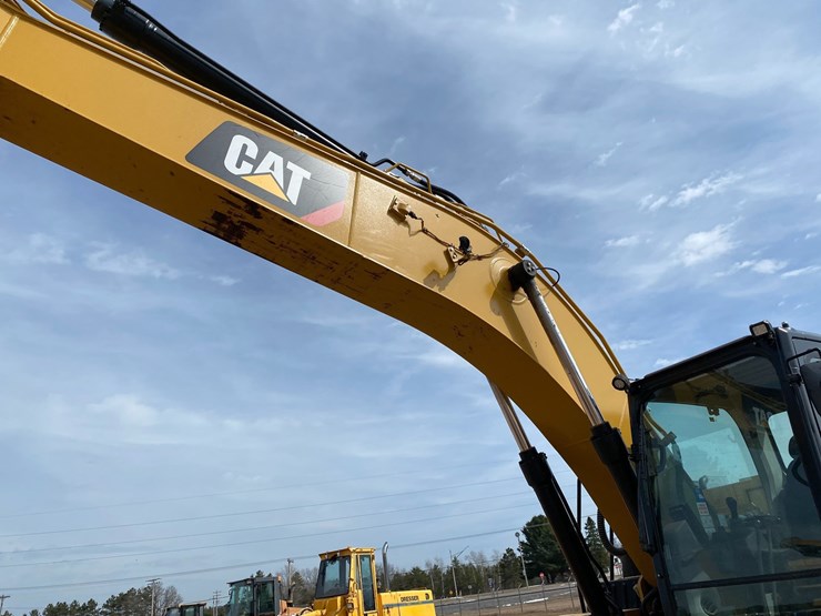 2018-caterpillar-320-image-21