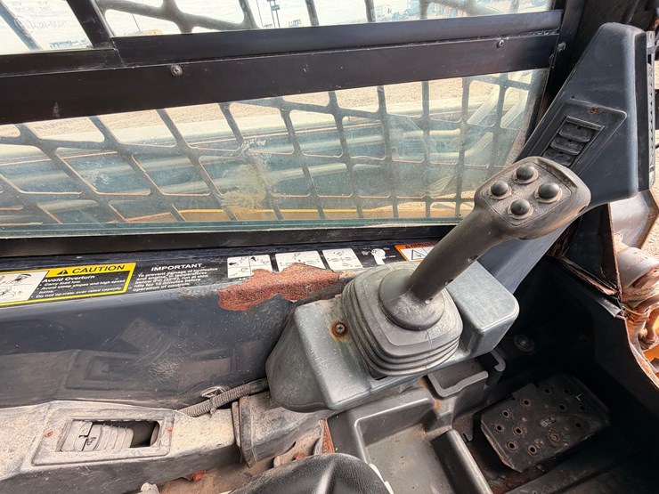 2014-deere-328e-image-18