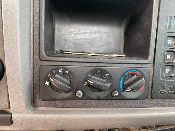 2017-peterbilt-348-image-48