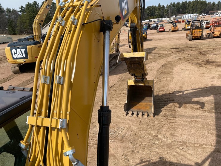 2018-caterpillar-320-image-46