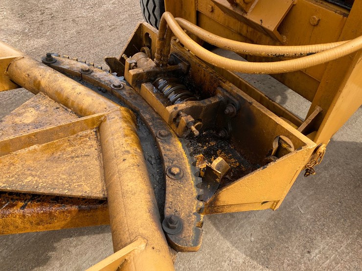 #1004-•-1982-allis-chalmers-714-series-b-industrial-plow-tractor-image-17