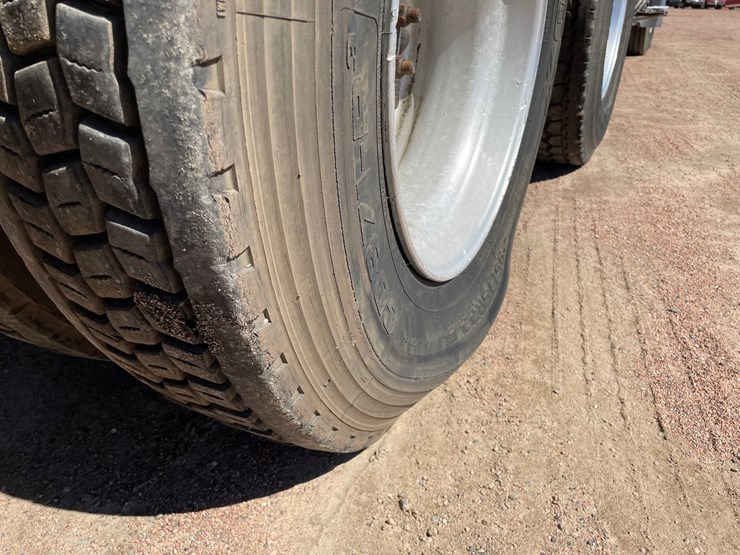 2005-volvo-10-image-23