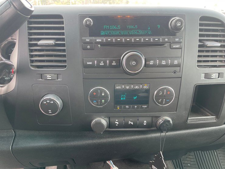 2013-chevrolet-silverado-2500hd-image-43