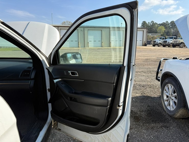 2017-ford-explorer-image-26
