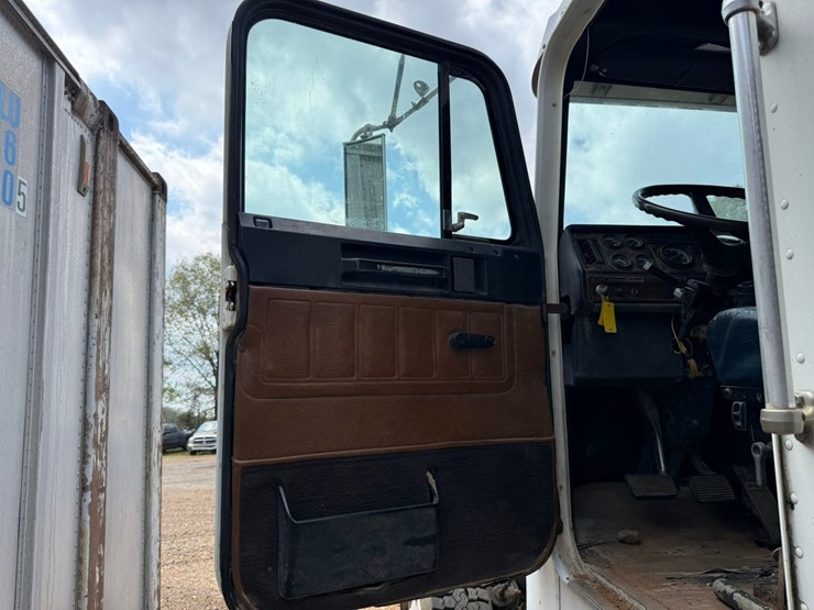 1998-freightliner-108sd-plus-image-51