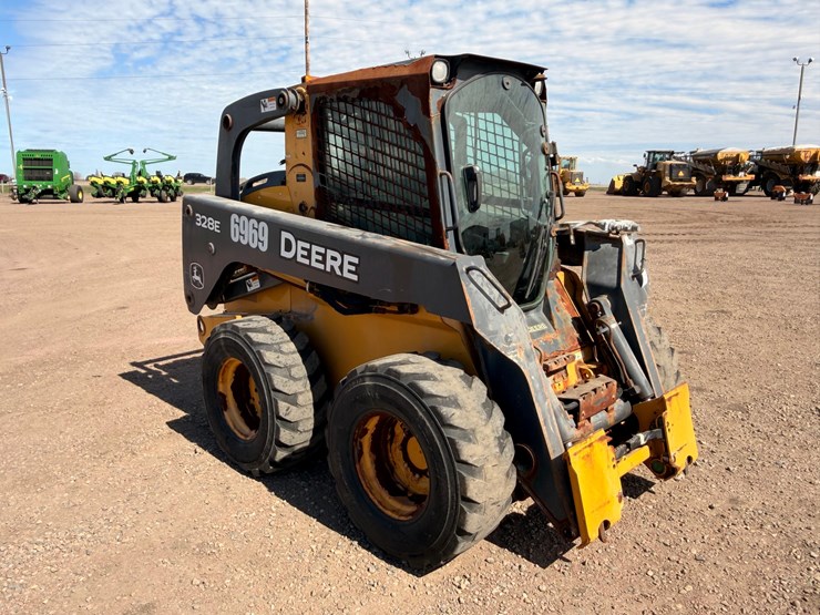 2014-deere-328e-image-3