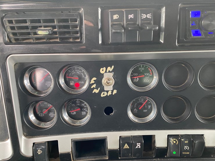 2015-kenworth-t800-image-50