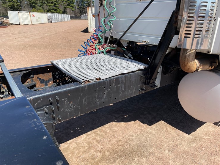 2005-volvo-10-image-21