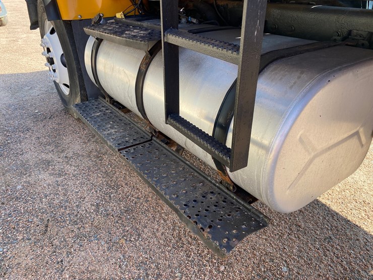 2004-international-7400-image-25