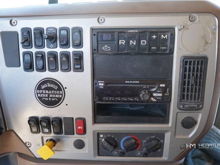 2018-mack-granite-gu713-image-15