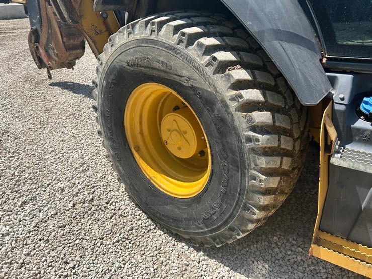 2020-deere-310l-image-11