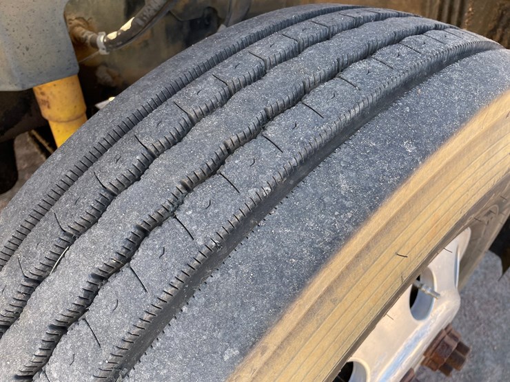 2005-volvo-10-image-11